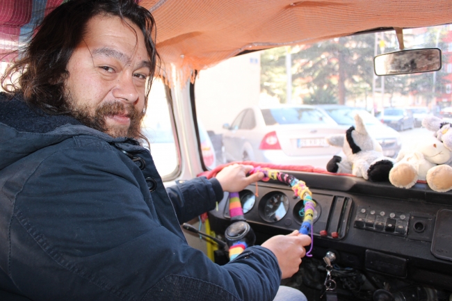 Kız isimleri verdiği araçlarına gözü gibi bakıyor